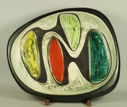 Georges JOUVE (1910-1964) Plat de forme ovoïde en céramique émaillée à décor abstrait...