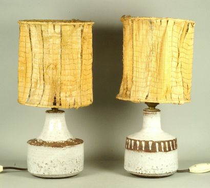 THIRY Deux pieds de lampes de forme circulaire en céramique émaillée ocre et blanc...