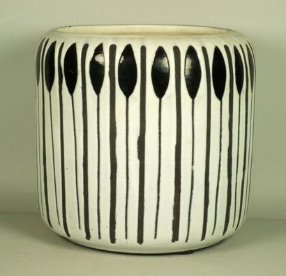ROGER CAPRON (1922-2006) cache pot cylindrique en céramique à décor végétal stylisé...