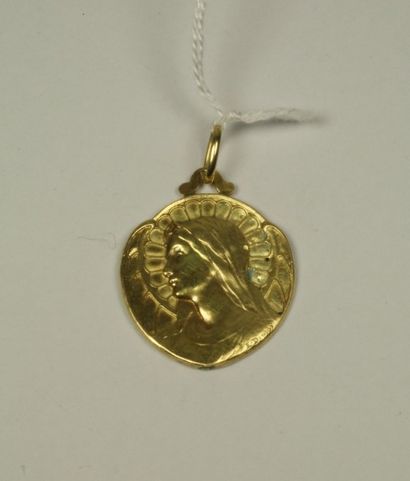 null Médaille en or jaune représentant la Vierge. Epoque 1900. Poids brut: 1,8 g...