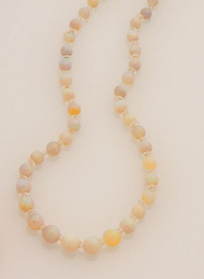 null Collier de perles d'opales en chute alternées de viroles en cristal de roche,...