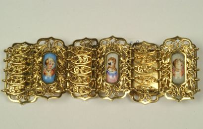 null Bracelet en or jaune composé de maillons ajourés, chacun orné d'une miniature...