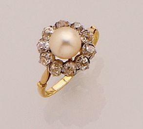 null Bague Marguerite ancienne en or de deux tons centrée d'une perle (probablement...