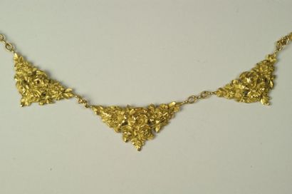 null Collier draperie ancien en or jaune à décor de roses ciselées. Vers 1900. Poids...