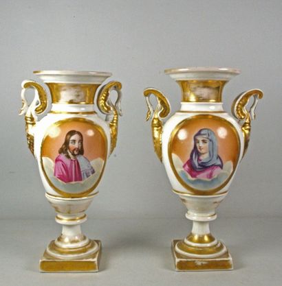 null Deux vase médicis en porcelaine polychrome ornés du visage de Jésust et de la...
