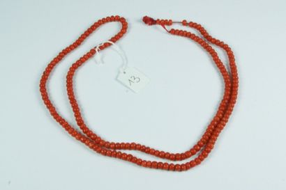 null Long collier de perles de corail ancien, fermoir cassé et incomplet.