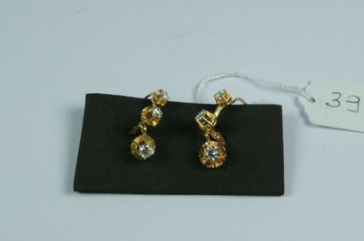 null Paire de dormeuses en or jaune serties de diamants taille brillant pesant ensemble...