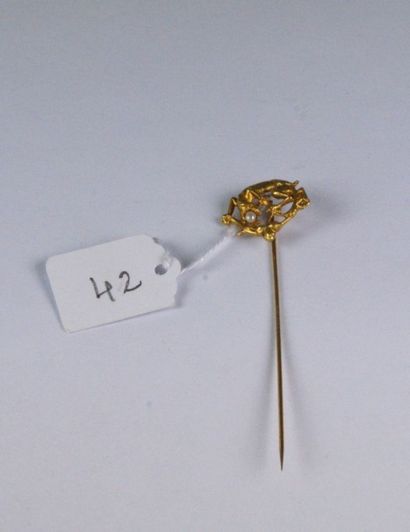 null Épingle de cravate à décor de "Chimère" en or jaune 5463émentée d'une perle....