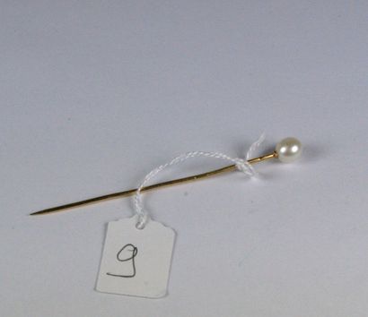 null Épingle de cravate en or jaune sertie d'une perle. Poids brut : 1,2 g.