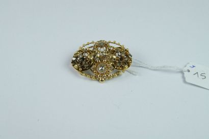 null Broche Provençale ovale en or jaune ajouré et ciselé agrémentée de diamants...