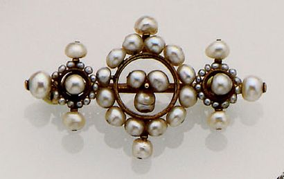 null Broche en or jaune agrémentée de perles baroques.
Poids brut: 6,99 g