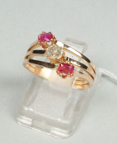 null Bague ancienne en or rose formant trois anneaux, ornée d'un diamant taille ancienne...