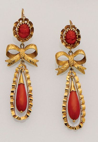 null Paire de pendants d'oreille en or jaune à décor de noeuds de ruban, ornés de...