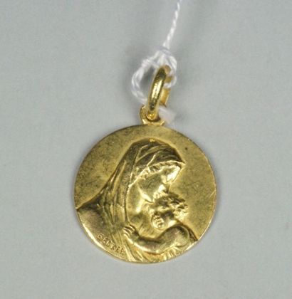 BECKER Médaille en or jaune "Vierge à l'enfant". Signée, non gravée au dos. Poids...