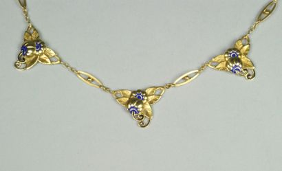 null Collier draperie en or jaune agrémenté de trois motifs floraux ciselés et émaillés...