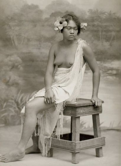 null LUCIEN GAUTHIER actif en Polynésie de 1904 à 1921 Jeune Tahitienne nue en studio,...