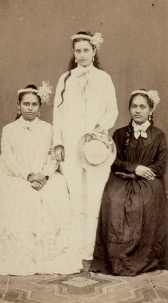 TAHITI Trois jeunes vierges Tahitiennes ; Princesse Joinville, favorite du roi Pomaré...