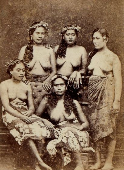MADAME S. HOARE Tahitiennes dénudées, ca. 1880. 5 tirages carte de visite, tampon...