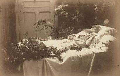 null AUGUSTE RODIN L'artiste sur son lit de mort, 1917. Tirage argentique d'époque...