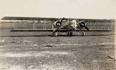 null AVIATION Modèles d'avions en exposition ; Pièces et moteurs d'avion monté sur...