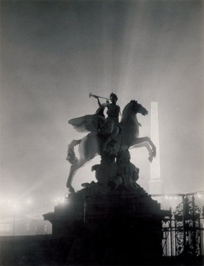BRASSAI (Gyula Halasz, dit) 1899-1984 Statue équestre, Place de la Concorde, ca....