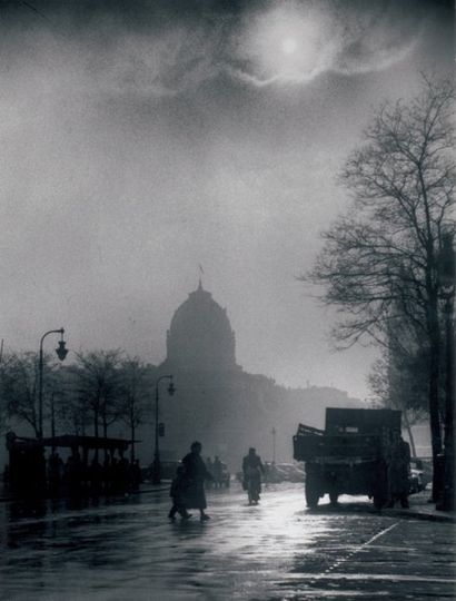 EDITH GERIN 1910-1998 Place du Châtelet, Paris, 1948. Tirage argentique d'époque,...