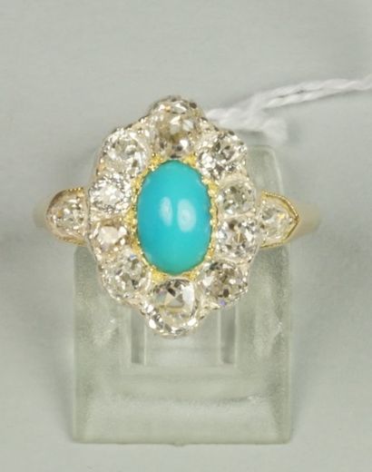 null Bague pompadour en or jaune et argent ornée d'un cabochon de turquoise dans...