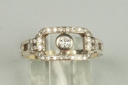 null Bague en or gris à décor de maillons rectangulaire sertie de diamants taille...