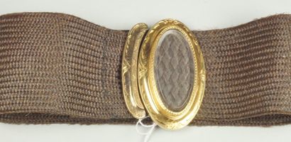 null Bracelet ceinture en cheveux tressés orné d'un médaillon ovale en or ciselé,...