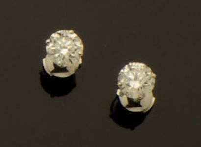 null Paire de clous d'oreilles en or gris ornés de diamants taille brillant, 1x 1,66...