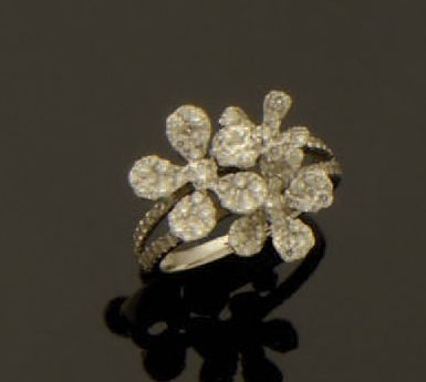 null Bague en or gris à décor de fleurs sertie de diamants taille brillant. 
TDD...