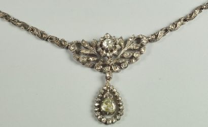 null Collier draperie en or et argent, le motif central à décor floral orné de diamants...