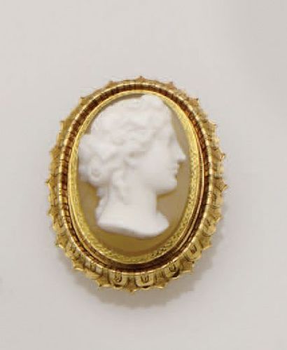 null Broche porte montre en or jaune ornée d'un camée sur agate à décor de profil...