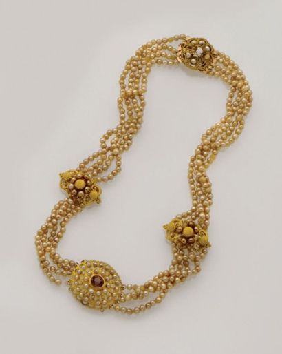 null Collier draperie composé de quatre rangs de perles de verre entrecoupés de motifs...