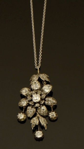 null Pendentif à décor floral en or 9 K et argent serti de diamants taille ancienne,...
