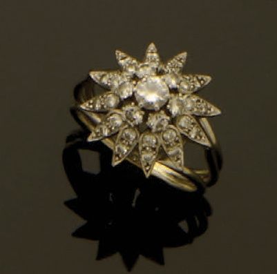 null Bague dôme en or gris et platine à décor d'étoile sertie au centre d'un diamant...