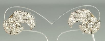 null Paire de petits clips de corsage en platine à décor de volutes sertis de diamants...