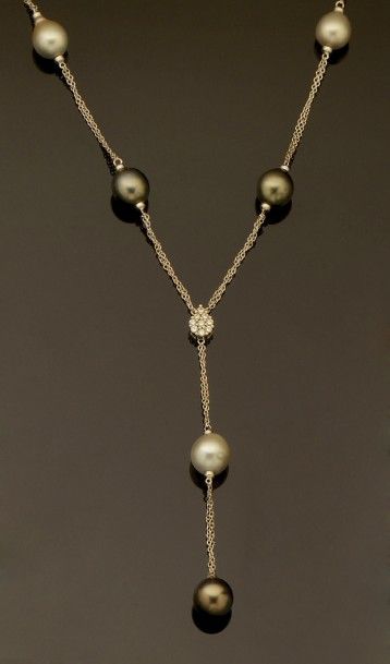 DAMIANI Collier en or gris composé de chaînettes entrecoupées de perles de culture...