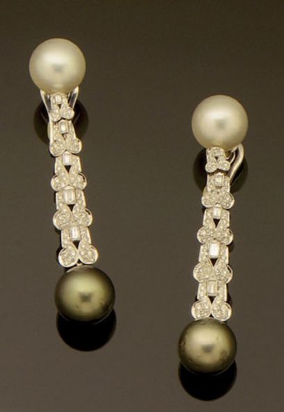 null Paire de pendants d'oreilles clips en or gris chacun orné d'une perle blanche...