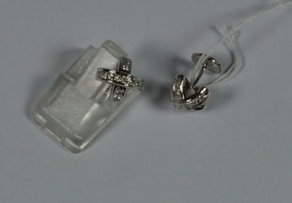 null Paire de boutons d'oreilles en or gris à motifs croisés sertis de diamants taille...