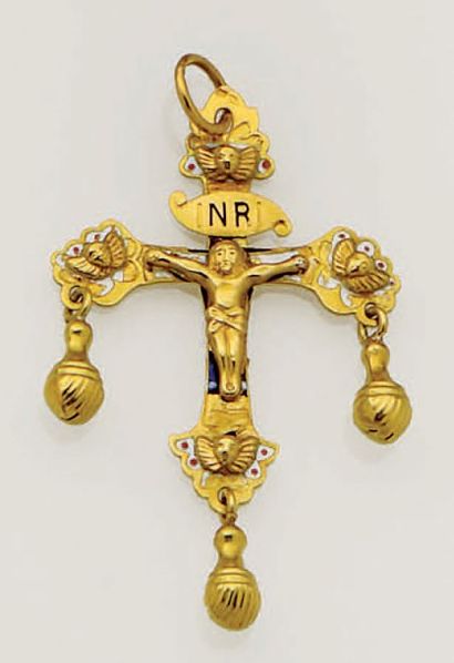 null Croix Auvergnate en or jaune à décor émaillé (quelques manques), les extrémités...