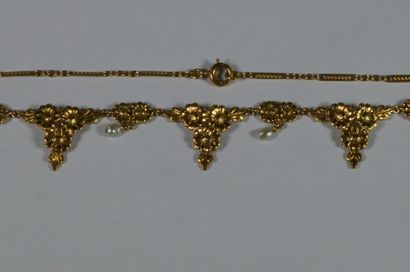 null Collier collerette ancien en or jaune à décor de marguerites ciselée agrémenté...