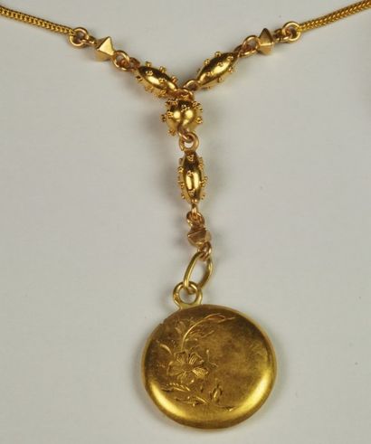 null Collier ancien en or jaune retenant un pendentif rond ciselé d'un décor floral.,...