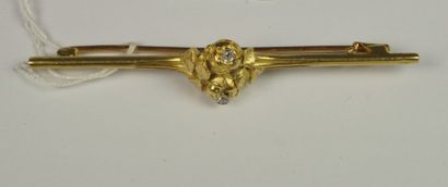 null Broche barrette en or jaune à décor de fleur ciselée sertie de deux diamants...