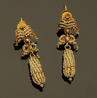 null Paire de pendants d'oreilles en or jaune agrémentés de rangs de petites perles...