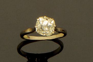 null Bague en or gris centrée d'un diamant coussin taille ancienne calibrant 1,50...
