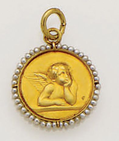 null Médaille "Ange de Raphaël" en or jaune ciselé dans un entourage de petites perles.
Poids...