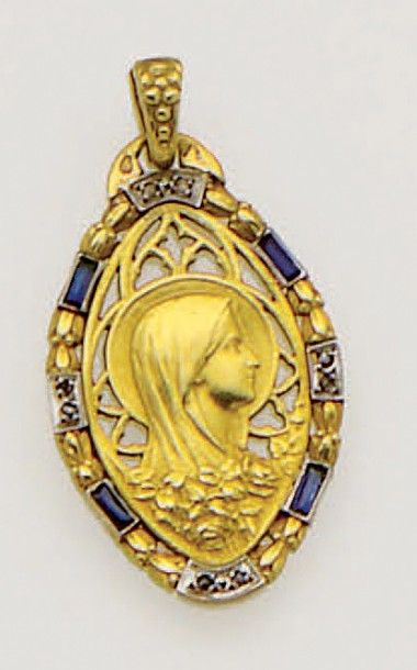 null Médaille en or jaune de forme navette représentant la Vierge sur un fond ajouré,...