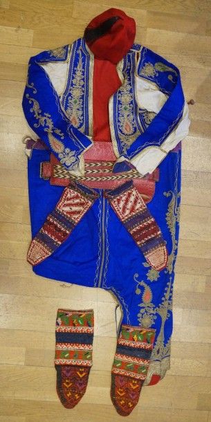null Costume folklorique grec rebrodé pantalon gilet , bonnet, etc ( trous )