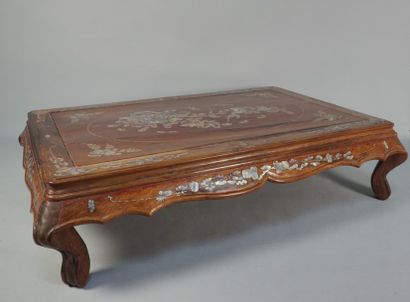 null Petite table rectangulaire en bois exotique à décor avec incrustations de nacre...